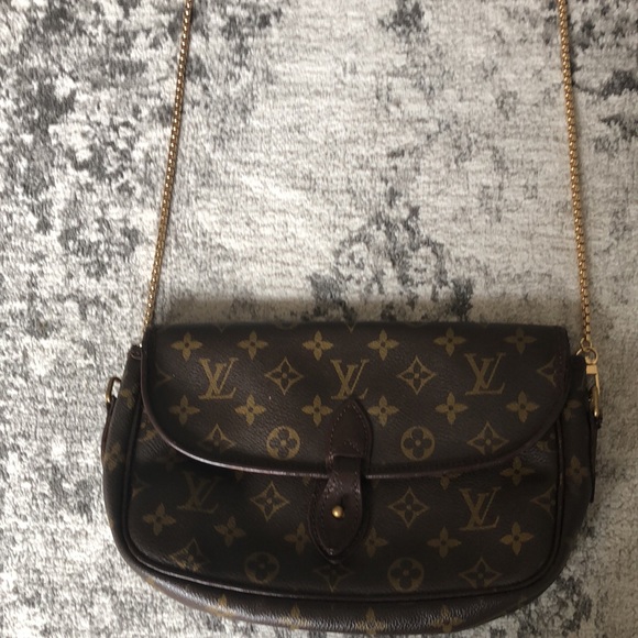 Louis Vuitton Handbags - Authentic Louis Vuitton 💼 Chain not included